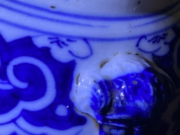 Twee paar Chinese blauw-witte dekselvazen, 19/20e eeuw