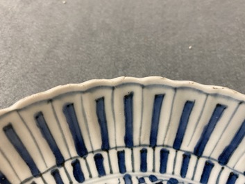 Deux plats en porcelaine de Chine en bleu et blanc de type kraak, Wanli