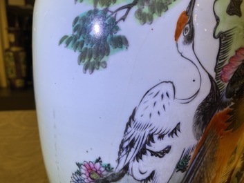 Een paar Chinese famille rose vazen met vogels, 19/20e eeuw