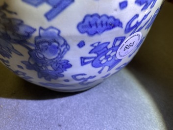 Een paar Chinese blauw-witte dekselvazen met floraal decor, Hatcher cargo scheepswrak, Transitie periode