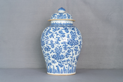Un grand vase couvert en porcelaine de Chine en bleu et blanc, Kangxi