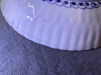 Deux plats en porcelaine de Chine en bleu et blanc de type kraak, Wanli