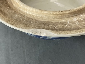 Twee paar Chinese blauw-witte dekselvazen, 19/20e eeuw
