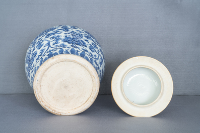 Un grand vase couvert en porcelaine de Chine en bleu et blanc, Kangxi