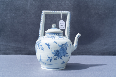 Une grande th&eacute;i&egrave;re couverte en porcelaine de Chine en bleu et blanc, &eacute;pave du Hatcher cargo, &eacute;poque Transition