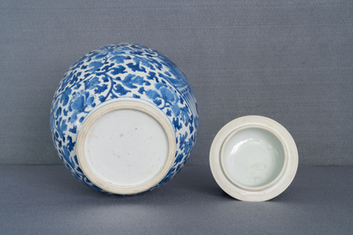 Un vase couvert en porcelaine de Chine en bleu et blanc &agrave; d&eacute;cor de ph&eacute;nix, Kangxi