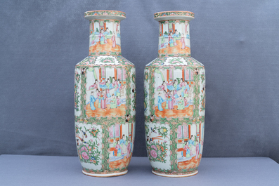 Une paire de vases de forme rouleau en porcelaine de Chine famille rose de Canton, 19&egrave;me