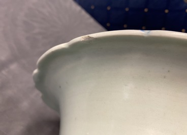Vier Chinese blauw-witte celadon vazen, 19e eeuw