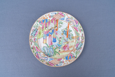 Une terrine couverte, une assiette et un bol en porcelaine de Chine famille rose, 19&egrave;me