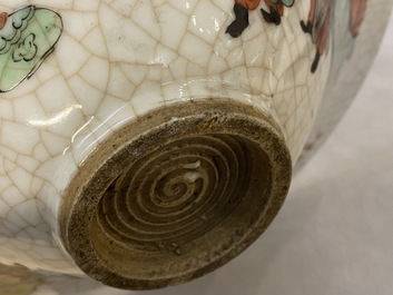 Een paar Chinese famille rose potten en een paar famille verte craquel&eacute; kommen, 19/20e eeuw