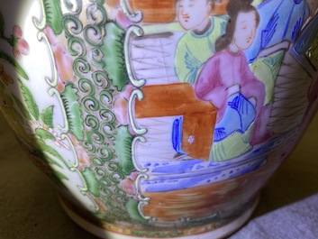 Une paire de vases de forme rouleau en porcelaine de Chine famille rose de Canton, 19&egrave;me