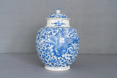 Un vase couvert en porcelaine de Chine en bleu et blanc &agrave; d&eacute;cor de ph&eacute;nix, Kangxi