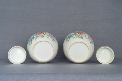 Une paire de pots couverts en porcelaine de Chine famille rose &agrave; d&eacute;cor floral, Yongzheng