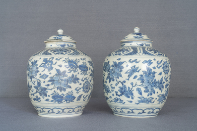 Een paar Chinese blauw-witte dekselvazen met floraal decor, Hatcher cargo scheepswrak, Transitie periode