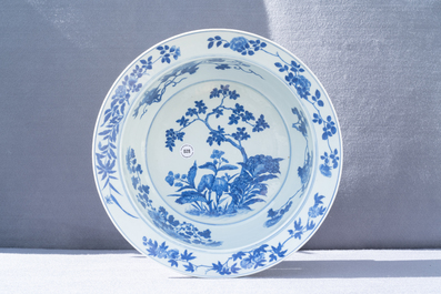 A Chinese blue and white basin with floral design, 19th C.