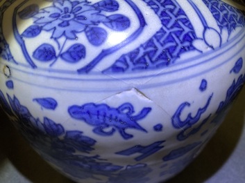Een paar Chinese blauw-witte dekselvazen met floraal decor, Hatcher cargo scheepswrak, Transitie periode