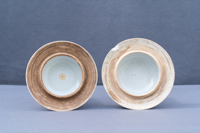 Twee paar Chinese blauw-witte dekselvazen, 19/20e eeuw