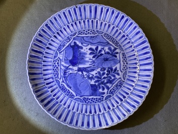 Deux plats en porcelaine de Chine en bleu et blanc de type kraak, Wanli