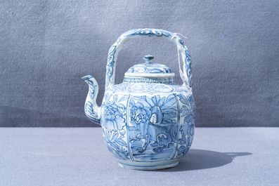 Een Chinese blauw-witte wijnkan met deksel, Wanli