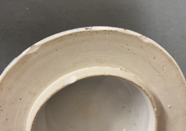 Une paire de vases couverts en porcelaine de Chine famille rose, marque de Kangxi, 19&egrave;me
