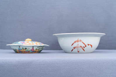Une terrine couverte, une assiette et un bol en porcelaine de Chine famille rose, 19&egrave;me