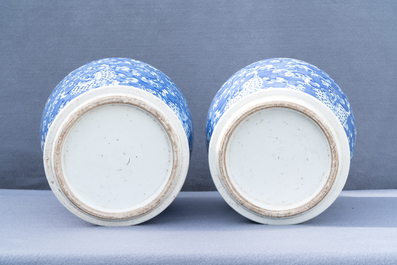 Twee paar Chinese blauw-witte dekselvazen, 19/20e eeuw