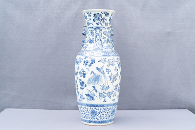 Un vase en porcelaine de Chine en bleu et blanc, 19&egrave;me