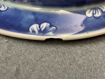Twee paar Chinese blauw-witte dekselvazen, 19/20e eeuw