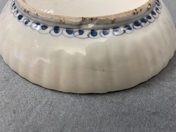 Deux plats en porcelaine de Chine en bleu et blanc de type kraak, Wanli