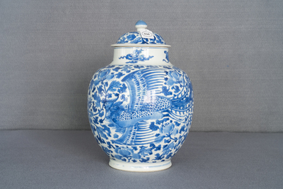 Un vase couvert en porcelaine de Chine en bleu et blanc &agrave; d&eacute;cor de ph&eacute;nix, Kangxi