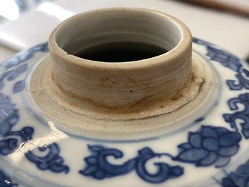 Une paire de vases couverts en porcelaine de Chine en bleu et blanc, Kangxi
