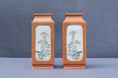 Een paar vierkante Chinese famille rose vazen met floraal decor, Yongzheng merk, Republiek