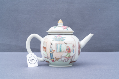 Une th&eacute;i&egrave;re et son couvercle en porcelaine de Chine famille rose, Yongzheng