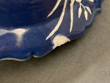 Two Chinese monochrome blue vases and three dishes, 19/20th C.