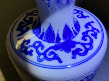 Een paar Chinese blauw-witte dekselvazen, Kangxi
