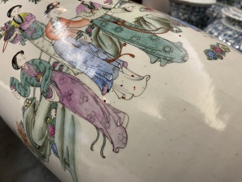 Une paire de vases en porcelaine de Chine famille rose &agrave; d&eacute;cor de dames dans un jardin, 19/20&egrave;me