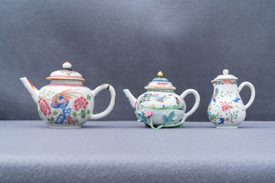 Deux th&eacute;i&egrave;res et une verseuse couverte en porcelaine de Chine famille, Yongzheng/Qianlong
