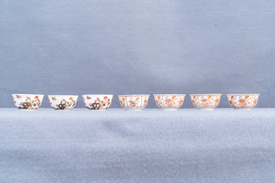 Quatorze tasses et neuf soucoupes en porcelaine de Chine en rouge de fer et dor&eacute;, Kangxi/Qianlong