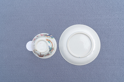 Une tasse et soucoupe en porcelaine de Chine famille rose &agrave; d&eacute;cor de cerfs, Yongzheng