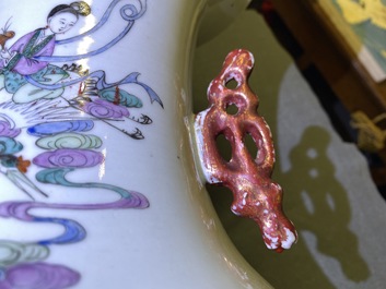 Une paire de vases en porcelaine de Chine famille rose &agrave; d&eacute;cor de dames dans un jardin, 19/20&egrave;me