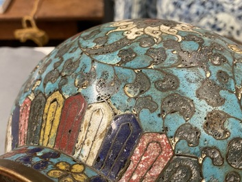 Un vase de forme bouteille en &eacute;maux cloisonn&eacute;s &agrave; d&eacute;cor de rinceaux de lotus, Ming