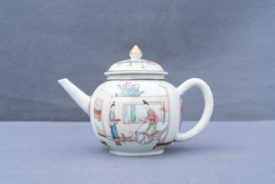 Une th&eacute;i&egrave;re et son couvercle en porcelaine de Chine famille rose, Yongzheng