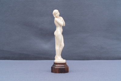 Een ivoren Art Deco figuur van een naakte dame, 1e helft 20e eeuw