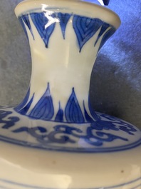 Een paar Chinese blauw-witte dekselvazen, Kangxi