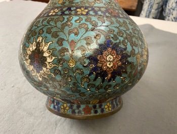 Un vase de forme bouteille en &eacute;maux cloisonn&eacute;s &agrave; d&eacute;cor de rinceaux de lotus, Ming