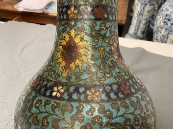 Un vase de forme bouteille en &eacute;maux cloisonn&eacute;s &agrave; d&eacute;cor de rinceaux de lotus, Ming