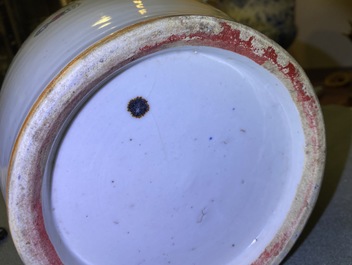 Une paire de vases en porcelaine de Chine famille rose &agrave; d&eacute;cor de dames dans un jardin, 19/20&egrave;me