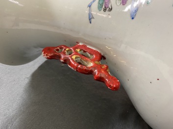 Une paire de vases en porcelaine de Chine famille rose &agrave; d&eacute;cor de dames dans un jardin, 19/20&egrave;me