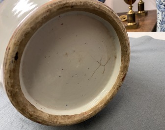 Une paire de vases en porcelaine de Chine famille rose &agrave; d&eacute;cor de dames dans un jardin, 19/20&egrave;me