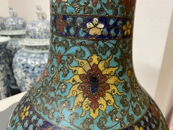 Un vase de forme bouteille en &eacute;maux cloisonn&eacute;s &agrave; d&eacute;cor de rinceaux de lotus, Ming